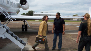 Pearl Jam Fan Notes: Eddie Vedder And His Suitcase Full Of Wine Stroll A Tennessee Runway